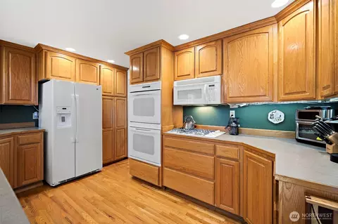 Kitchen - 19810 98th Ave NE, Bothell, WA 98011 photo 1 of 2
