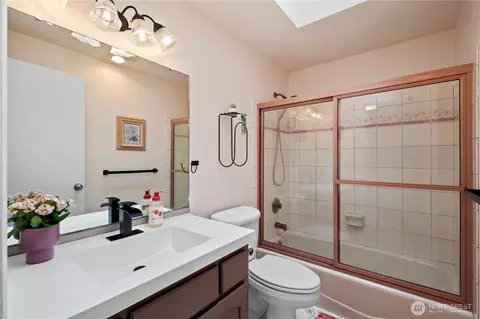 Bath - 8906 10th Dr SE, Everett, WA 98208 photo 3 of 5