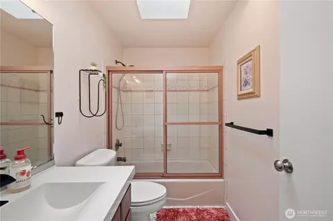 Bath - 8906 10th Dr SE, Everett, WA 98208 photo 2 of 5