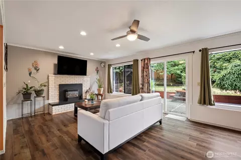 Living - 8906 10th Dr SE, Everett, WA 98208 photo 1 of 9