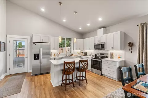Kitchen - 2110 Hawks View Ln, Winlock, WA 98596 photo 2 of 6