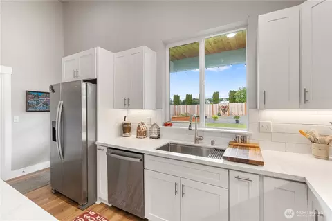 Kitchen - 2110 Hawks View Ln, Winlock, WA 98596 photo 5 of 6