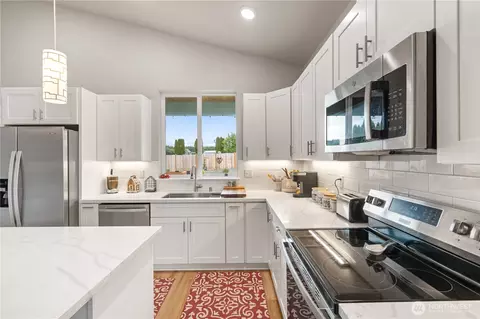 Kitchen - 2110 Hawks View Ln, Winlock, WA 98596 photo 3 of 6