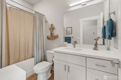 Bath - 2110 Hawks View Ln, Winlock, WA 98596 photo 3 of 3