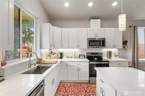 Kitchen - 2110 Hawks View Ln, Winlock, WA 98596 photo 4 of 6