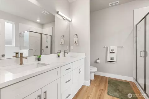 Bath - 2110 Hawks View Ln, Winlock, WA 98596 photo 1 of 3
