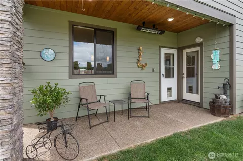 Exterior - 2110 Hawks View Ln, Winlock, WA 98596 photo 6 of 12
