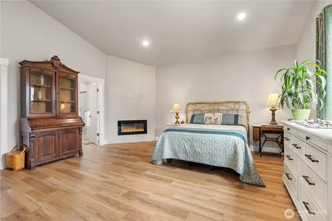 Bedroom - 2110 Hawks View Ln, Winlock, WA 98596 photo 2 of 3