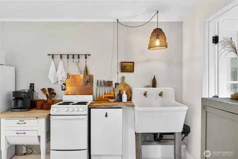 Kitchen - 14419 T Loop Rd, Bow, WA 98232 photo 3 of 4