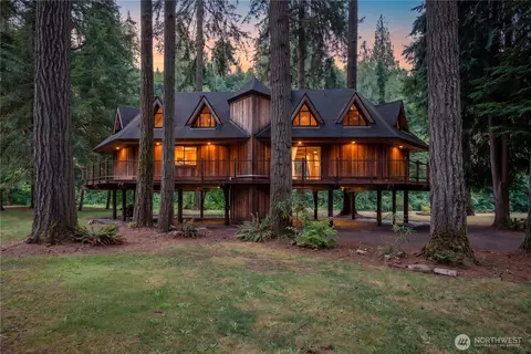 211 Laverne Dr, Kalama, WA 98625