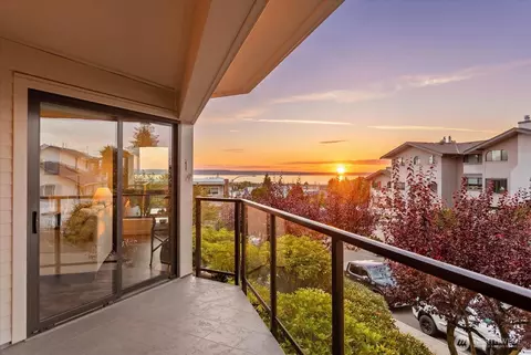 524 Maple St #102, Edmonds, WA 98020