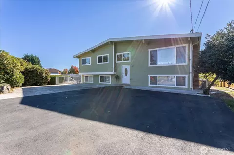 3905 NE 6th St, Renton, WA 98056