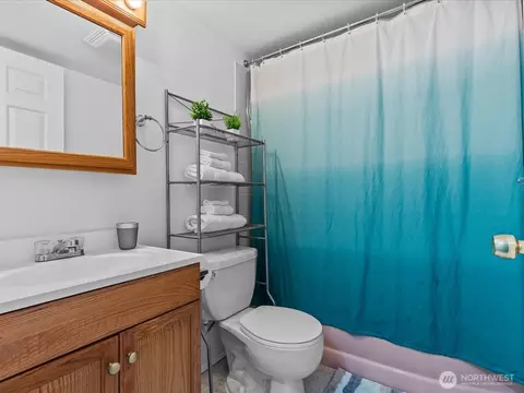 Bath - 1715 26th Ave S, Seattle, WA 98144 photo 2 of 2