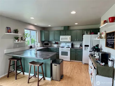 Kitchen - 14406 145th St E, Orting, WA 98360 photo 3 of 4