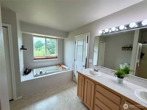 Bath - 14406 145th St E, Orting, WA 98360 photo 1 of 5