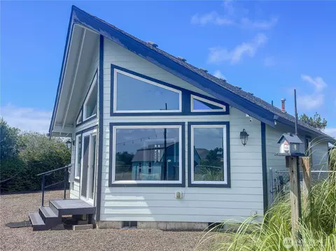 425 N Portal Loop SW, Ocean Shores, WA 98569