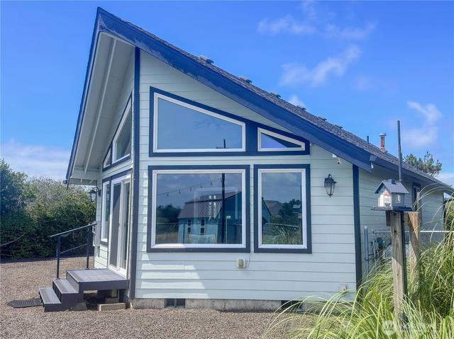 425 N Portal Loop SW, Ocean Shores, WA 98569