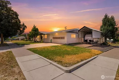 806 Central Dr, Coulee Dam, WA 99116