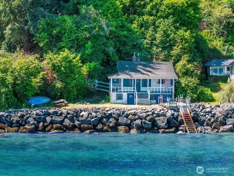 9820 SW Bunker Trl, Vashon, WA 98070
