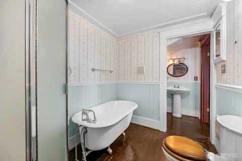 Bath - 1502 Rainier Ave, Everett, WA 98201 photo 2 of 3