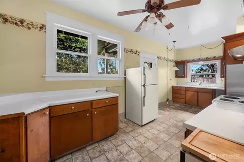 Kitchen - 1502 Rainier Ave, Everett, WA 98201 photo 2 of 2