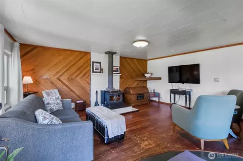 Living - 2423 Chestnut St, Everett, WA 98201 photo 2 of 4
