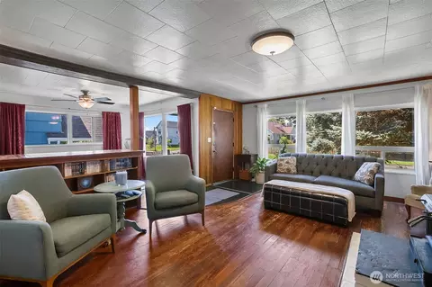 Living - 2423 Chestnut St, Everett, WA 98201 photo 4 of 4