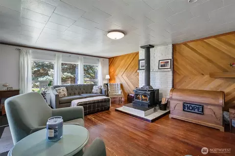 Living - 2423 Chestnut St, Everett, WA 98201 photo 3 of 4