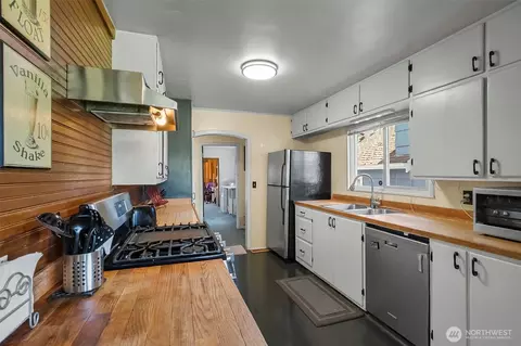Kitchen - 2423 Chestnut St, Everett, WA 98201 photo 1 of 4