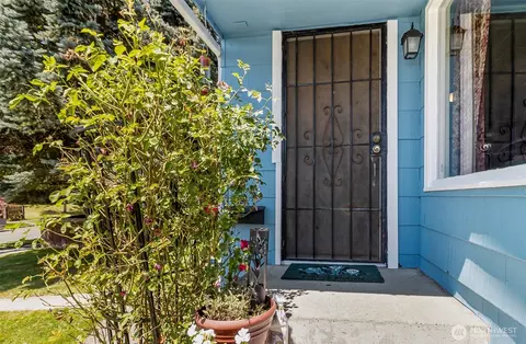 Entry Way - 2423 Chestnut St, Everett, WA 98201 photo 1 of 2