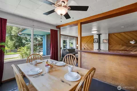 Dining - 2423 Chestnut St, Everett, WA 98201 photo 2 of 4
