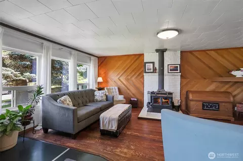 Living - 2423 Chestnut St, Everett, WA 98201 photo 1 of 4