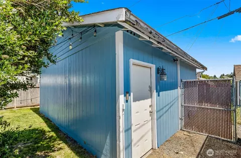 Exterior - 2423 Chestnut St, Everett, WA 98201 photo 7 of 8