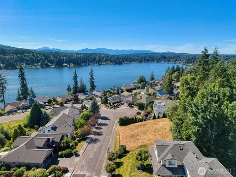 6044 Sandpiper Ct, Bremerton, WA 98312