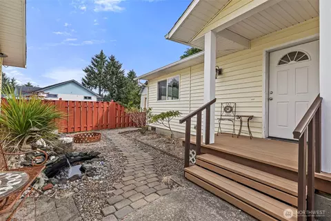 526 Sunset Ave NE, Ocean Shores, WA 98569
