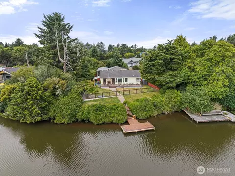526 Sunset Ave NE, Ocean Shores, WA 98569