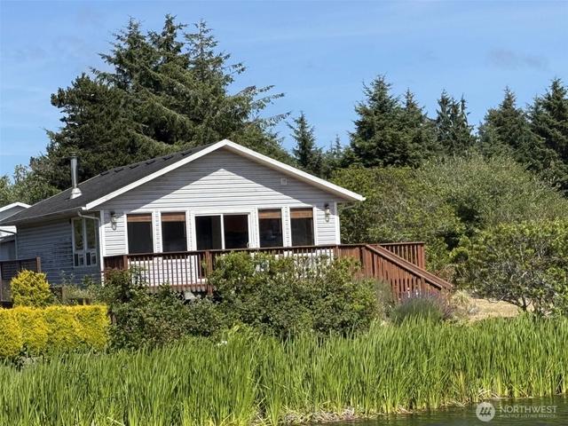 725 Wawona Ave SW, Ocean Shores, WA 98569
