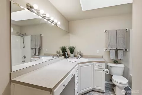 Bath - 10025 9th Ave W #C302, Everett, WA 98204 photo 1 of 5