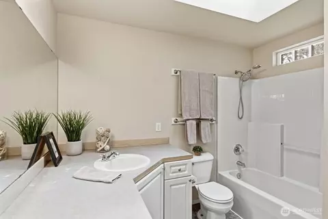 Bath - 10025 9th Ave W #C302, Everett, WA 98204 photo 2 of 5