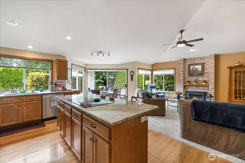 Kitchen - 9806 NE 197th St, Bothell, WA 98011 photo 2 of 4