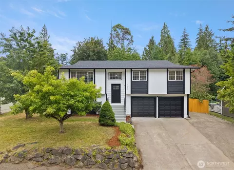 3085 Aegean Blvd NE, Bremerton, WA 98311