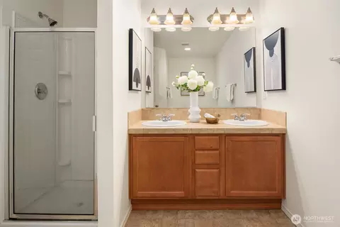 Bath - 4135 240th Pl SE, Bothell, WA 98021 photo 2 of 3