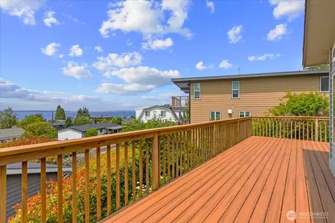 Exterior - 809 Spruce Pl, Edmonds, WA 98020 photo 5 of 9