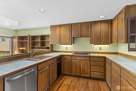 Kitchen - 809 Spruce Pl, Edmonds, WA 98020 photo 2 of 3