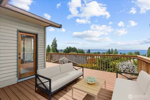 Exterior - 809 Spruce Pl, Edmonds, WA 98020 photo 2 of 9