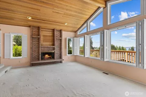 Living - 809 Spruce Pl, Edmonds, WA 98020 photo 1 of 3