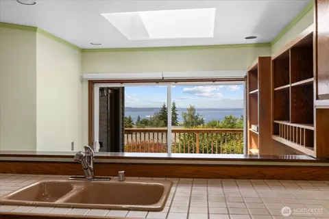 Kitchen - 809 Spruce Pl, Edmonds, WA 98020 photo 3 of 3