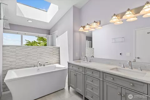 Bath - 809 Spruce Pl, Edmonds, WA 98020 photo 1 of 4