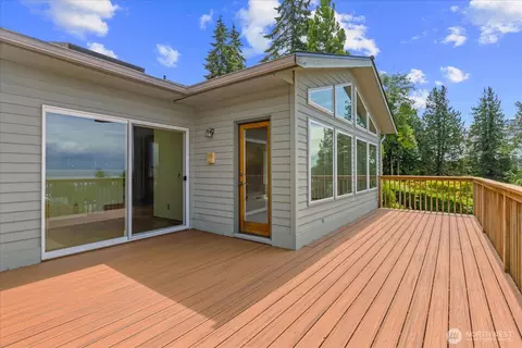 Exterior - 809 Spruce Pl, Edmonds, WA 98020 photo 4 of 9