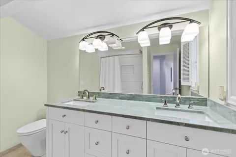 Bath - 809 Spruce Pl, Edmonds, WA 98020 photo 3 of 4
